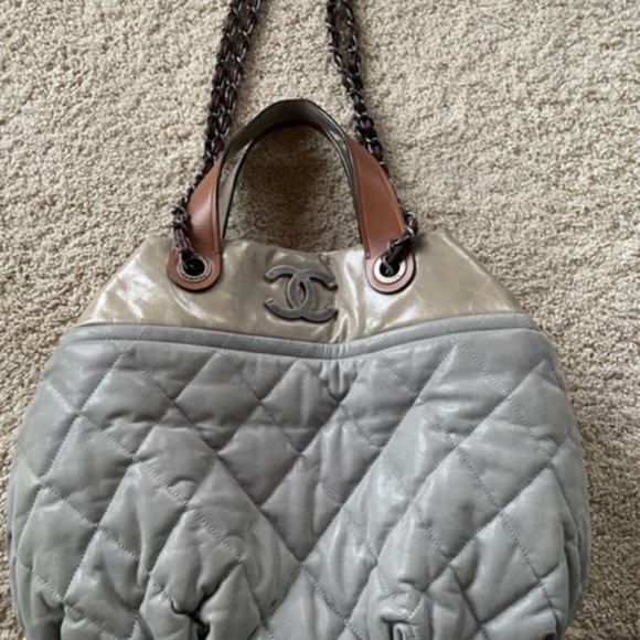 AUTHENTIC CHANEL 2009-2010 "In-the-Mix" Tote in light grey calfskin - Picture 2 of 12